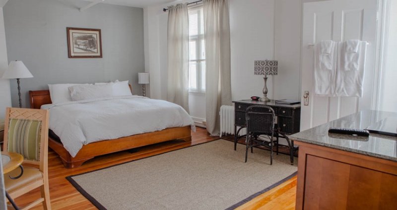 Hotel petaluma deluxe king bed