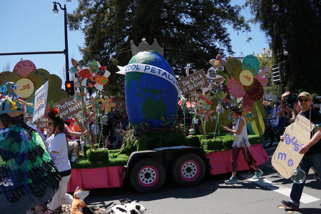 Colorful parade float with big blue egg adorned with a "cool petaluma" ribbon