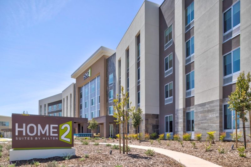 Home2 suites from side walkway looking toward covered walkway to lobby.