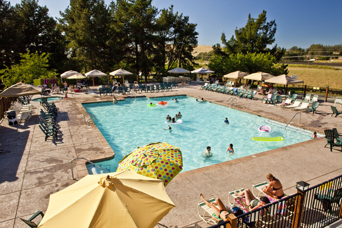 Where to stay 4 Swimming pool with people and umbrellas